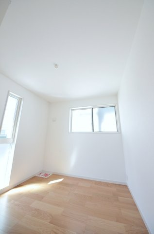 観音台二丁目の洋室|各居室に機能的なクローゼットを完備。タンスなどの大型家具を買い足す必要がないため、お部屋の面積を最大限に活かせます。