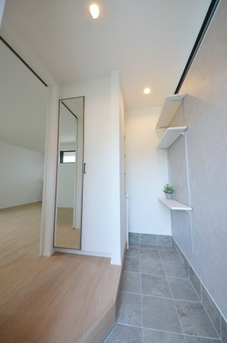 五月が丘二丁目の玄関|玄関には大容量のシューズボックスと土間収納があります