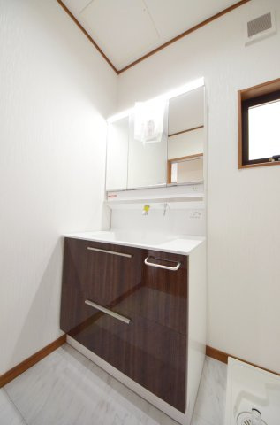 矢野東四丁目の独立洗面台|清潔感あふれるシャワー付洗面台と洗面室。余裕のスペース。窓もあり明るく通気も良いです