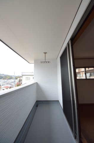 矢野東四丁目のバルコニー|バルコニーは屋根があるので急な雨でも安心です