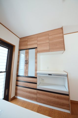 矢野東四丁目の収納|大容量のカップボードが標準装備。パントリースペースもあり、キッチン周りの収納もしっかり確保されています。