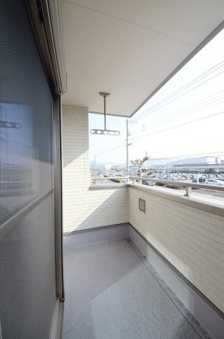 日宇那町のバルコニー|バルコニーは屋根があるので急な雨でも安心です