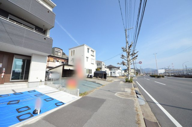 日宇那町の前面道路含む現地写真|前面道路は交通量が少なく駐車楽々です