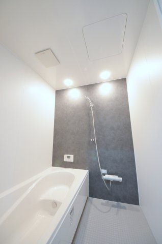 皆賀二丁目の浴室|１坪タイプの大きなバスルーム。足を伸ばしてゆっくり湯船につかることができます