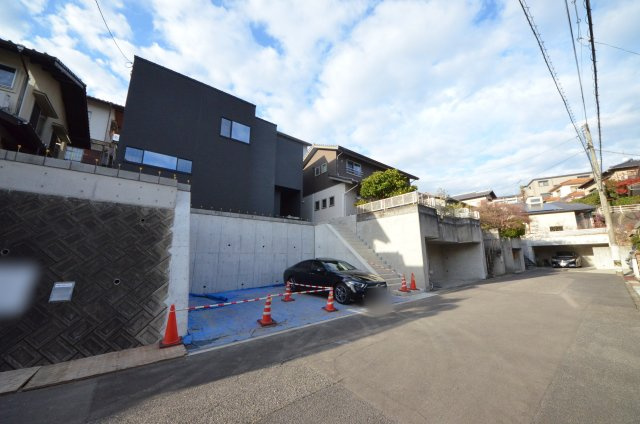皆賀二丁目の前面道路含む現地写真|前面道路は交通量が少なく駐車楽々