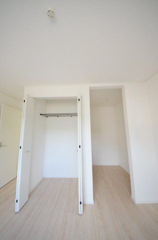 八幡一丁目の収納|各居室に機能的なクローゼットを完備。タンスなどの大型家具を買い足す必要がないため、お部屋の面積を最大限に活かせます。