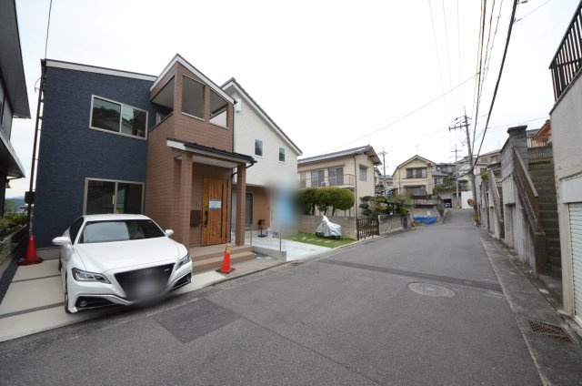 清水ヶ丘の前面道路含む現地写真|前面道路は交通量が少なく駐車楽々です