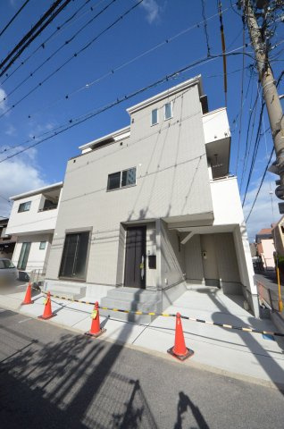 宇品御幸一丁目の外観|前面道路は交通量が少なく駐車楽々
駐車は1台可能です