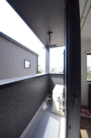 阿品三丁目のバルコニー|バルコニーは屋根があるので急な雨でも安心です