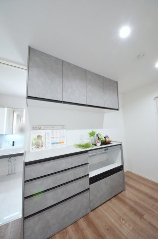 阿品三丁目のキッチン|大容量のカップボードが標準装備！キッチン周りの収納スペースもしっかり確保されています。