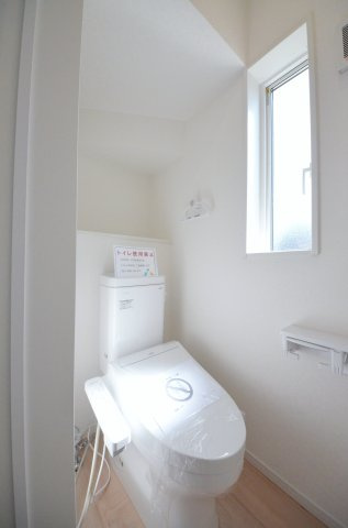 美鈴園のトイレ|窓のある明るいトイレ
勿論ウォシュレット付きです