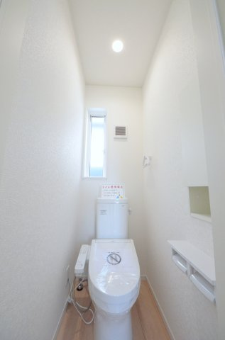 美鈴園のトイレ|窓のある明るいトイレ
勿論ウォシュレット付きです