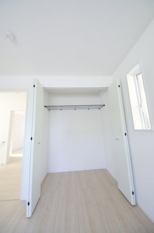 美鈴園の収納|各居室に機能的なクローゼットを完備。タンスなどの大型家具を買い足す必要がないため、お部屋の面積を最大限に活かせます。