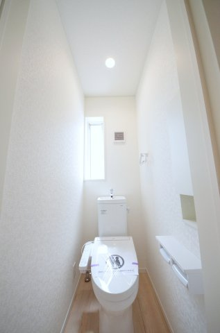 安東五丁目のトイレ|窓のある明るいトイレ
勿論ウォシュレット付きです
