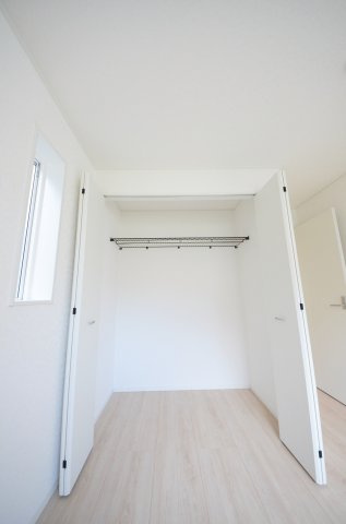 安東五丁目の収納|各居室に機能的なクローゼットを完備。タンスなどの大型家具を買い足す必要がないため、お部屋の面積を最大限に活かせます。