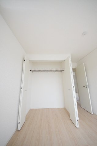 安東五丁目の収納|各居室に機能的なクローゼットを完備。タンスなどの大型家具を買い足す必要がないため、お部屋の面積を最大限に活かせます。
