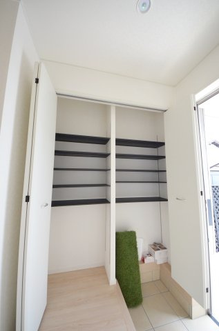 安東五丁目の収納|玄関横には、靴だけでなくベビーカーやアウトドア用品、ゴルフバッグも丸ごと収まる大容量の収納があります
