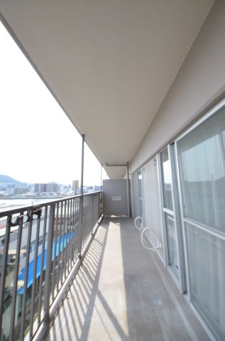 大州Co-opマンションのバルコニー|屋根に守られたバルコニー。お出かけ中の急な雨でも洗濯物が濡れにくく安心です。