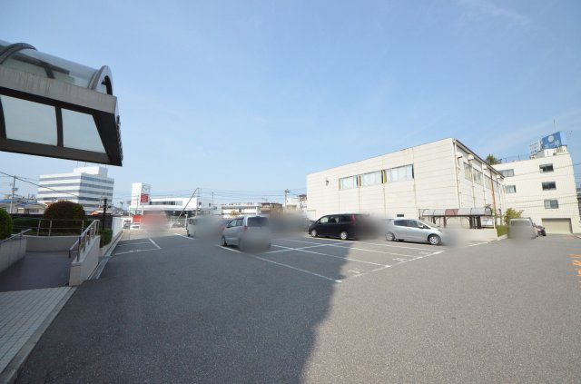 大州Co-opマンションの居間・リビング|平面駐車場月額9000～10000円
空き状況は要確認