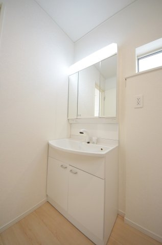 八幡一丁目の独立洗面台|清潔感あふれるシャワー付洗面台と洗面室。余裕のスペース。窓もあり明るく通気も良いです