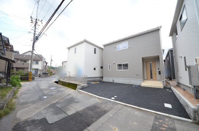 八幡一丁目の前面道路含む現地写真|前面道路は交通量が少なく駐車楽々です