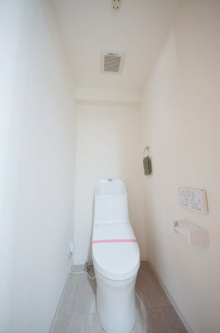 ダイアパレス堺町のトイレ|トイレはウォシュレット付。収納スペースもあります。