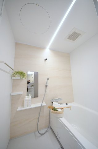 ダイアパレス堺町の浴室|浴室新規交換済。大きなバスルームなので足を伸ばしてゆっくり湯船につかることができます