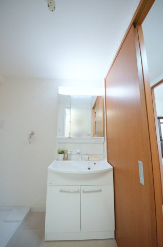ダイアパレス堺町の独立洗面台|清潔感あふれるシャワー付洗面台と洗面室。余裕のスペース。