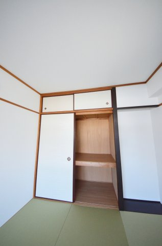 ダイアパレス堺町の収納|各居室に機能的なクローゼットを完備。タンスなどの大型家具を買い足す必要がないため、お部屋の面積を最大限に活かせます。