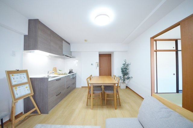 ダイアパレス堺町の居間・リビング|陽当たりが良く、窓の多いリビング空間。オープンタイプの対面式キッチンでリビングが隅まで見渡せます。キッチンにいながら小さなお子様にも目が届き安心です。