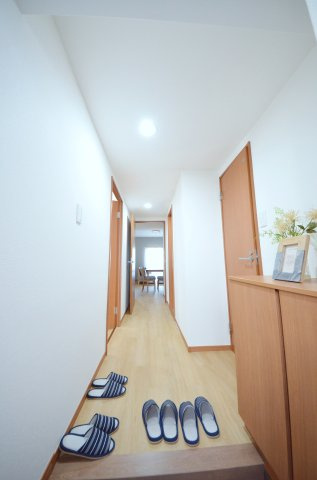 ダイアパレス堺町の玄関|玄関には広いシューズボックス有。玄関周りの収納スペースもしっかり確保されています。