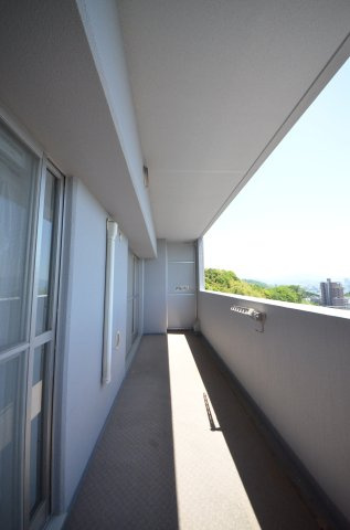 ローレルコート古江のバルコニー|屋根に守られたバルコニー。お出かけ中の急な雨でも洗濯物が濡れにくく安心です。