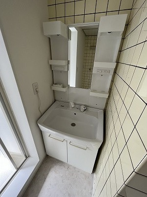 東山マンションの独立洗面台