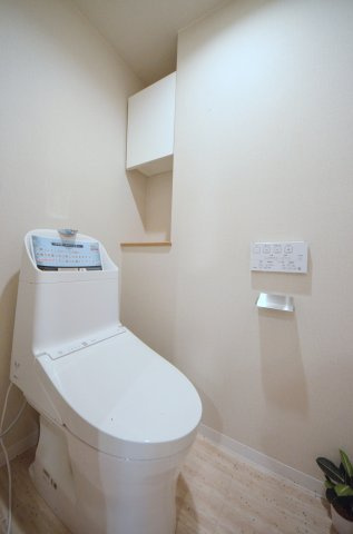 横川コーポラスのトイレ|トイレも新規交換済。
勿論ウォシュレット付です。