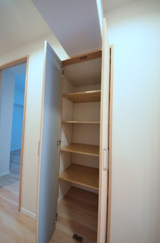 横川コーポラスの収納|掃除機やアイロン、日々の書類などを1か所に集約できる機能的なリビング収納スペース