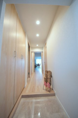 横川コーポラスの玄関|玄関にはシューズボックスあり。
玄関周りの収納スペースもしっかり確保されています。