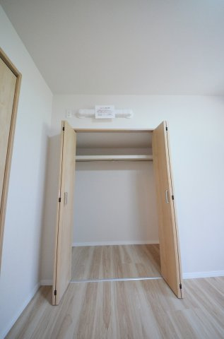 横川コーポラスの収納|各居室に機能的なクローゼットを完備。タンスなどの大型家具を買い足す必要がないため、お部屋の面積を最大限に活かせます。