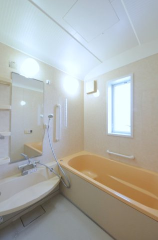 大町西一丁目の浴室|１坪タイプの大きなバスルーム
足を伸ばしてゆっくり湯船につかることができます