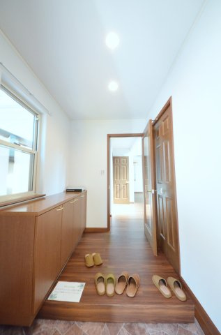 大町西一丁目の玄関|玄関にはシューズボックスと廊下収納もあり。
玄関周りの収納スペースもしっかり確保されています。