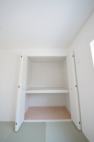 八幡一丁目の収納|各居室に機能的なクローゼットを完備。タンスなどの大型家具を買い足す必要がないため、お部屋の面積を最大限に活かせます。