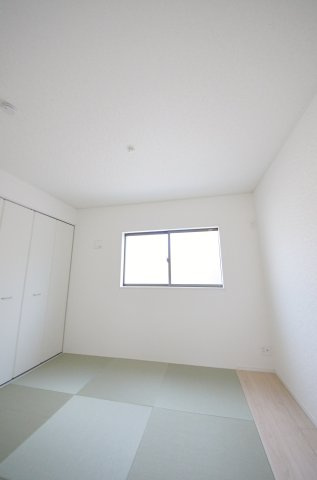 八幡一丁目の洋室|各居室に機能的なクローゼットを完備。タンスなどの大型家具を買い足す必要がないため、お部屋の面積を最大限に活かせます。