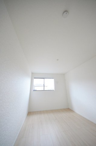 八幡一丁目の洋室|各居室に機能的なクローゼットを完備。タンスなどの大型家具を買い足す必要がないため、お部屋の面積を最大限に活かせます。