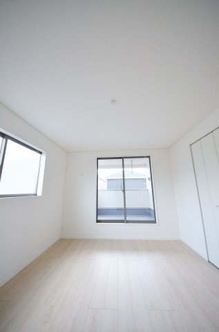 八幡一丁目の洋室|各居室に機能的なクローゼットを完備。タンスなどの大型家具を買い足す必要がないため、お部屋の面積を最大限に活かせます。