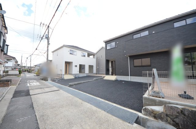 八幡一丁目の前面道路含む現地写真|前面道路は交通量が少なく駐車楽々です