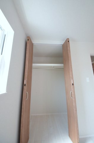 丹那新町の収納|各居室に機能的なクローゼットを完備。タンスなどの大型家具を買い足す必要がないため、お部屋の面積を最大限に活かせます。