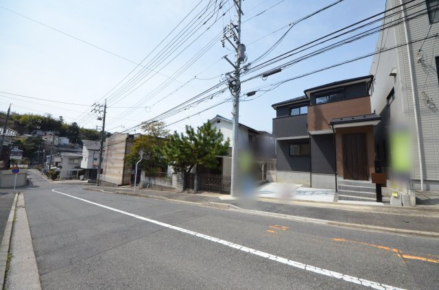 丹那新町の前面道路含む現地写真|前面道路は交通量が少なく駐車楽々