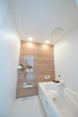 宮内の浴室|１坪タイプの大きなバスルーム。
足を伸ばしてゆっくり湯船につかることができます