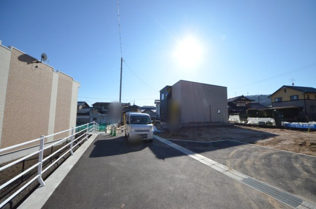 宮内の前面道路含む現地写真|前面道路は交通量が少なく駐車楽々
