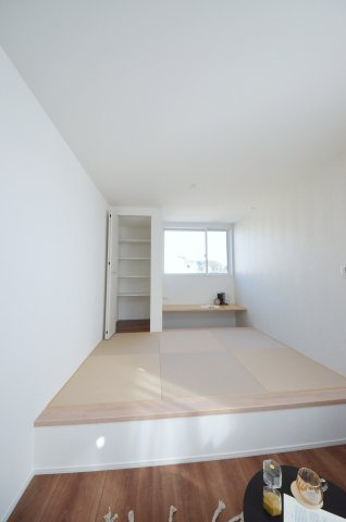 宮内の収納|東南向きで陽当たりが良く、窓の多いリビング空間。オープンタイプの対面式キッチンでリビングが隅まで見渡せます。キッチンにいながら小さなお子様にも目が届き安心です。