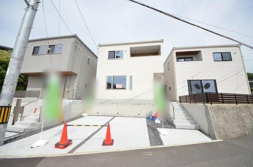 八幡2丁目の外観|2台駐車可能な広いスペース。前面道路は交通量も少なく駐車楽々です